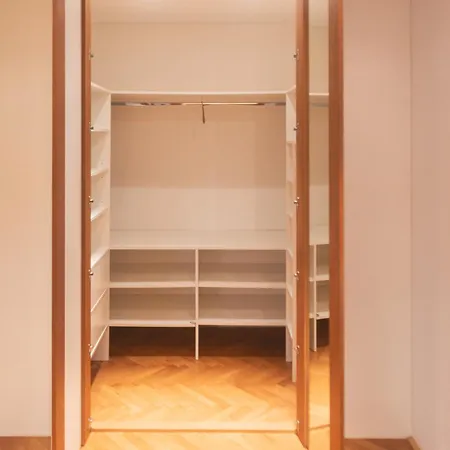 Luxury Center W Ac & Balcony *