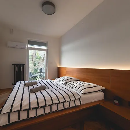 Luxury Center W Ac & Balcony Apartment *